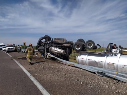 El accidente vial ocurrió a la altura del kilómetro 11+100 del también conocido como Segundo Periférico, en los límites con el municipio de Torreón. (EL SIGLO DE TORREÓN)