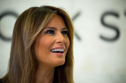 La primera dama Melania Trump visitó el miércoles un hospital que, con arrumacos, ayuda a bebés que nacen con una dependencia a las drogas o el alcohol. (ARCHIVO)