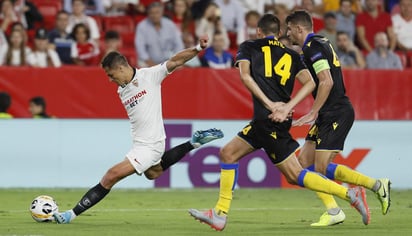 Javier 'Chicharito' Hernández podría ver acción hoy, en el duelo ante Dudelange, en la Liga Europa. (EFE)