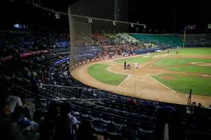 El semivacío estadio Universitario de Caracas durante el partido inaugural de la temporada de la liga invernal de Venezuela entre los Leones del Caracas y los Tigres de Aragua, el pasado martes. (AP)