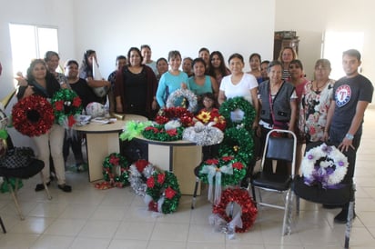 Como una opción hacia el autoempleo ante la llegada de la época navideña, se dio apertura a este taller de manualidades y piñatas. (EL SIGLO DE TORREÓN / BEATRIZ A. SILVA)