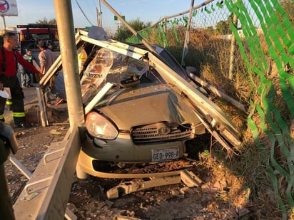 Se impacta con paradero antes de arrollar a un perro. (EL SIGLO DE TORREÓN)