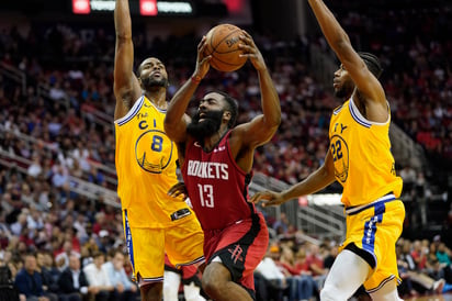 James Harden (c) anotó 36 puntos y repartió 11 asistencias. (AP)