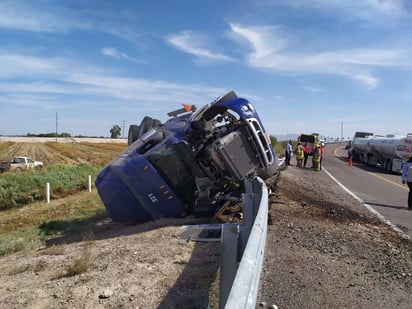 El tráiler derribó las protecciones laterales y terminó volcado sobre su costado derecho. (EL SIGLO DE TORREÓN)