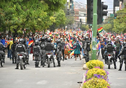 La Defensoría del Pueblo en Cochabamba pidió a los líderes de ambas partes que hagan un llamado a la tranquilidad, y solicitó a la policía incrementar el número de agentes para evitar las confrontaciones. (EFE)