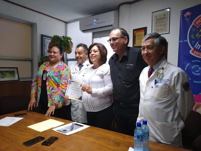 La diputada por el XI Distrito Lic. María Eugenia Cázares Martínez hizo entrega de equipo en donación al Hospital Infantil Universitario de Torreón, gestionado ante la Fundación Vida que representa Ernesto Cuéllar. (DIANA GONZÁLEZ)