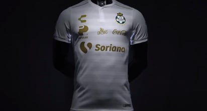 El color blanco predomina en esta nueva playera, con unos toques en color dorado en las marcas patrocinadoras. (ESPECIAL)