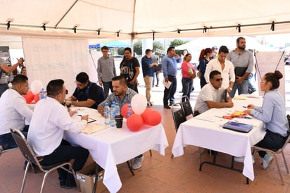 Las personas respondieron a la convocatoria y asistieron a la explanada de la Plaza Mayor para buscar conseguir algún empleo. (FERNANDO COMPEÁN)