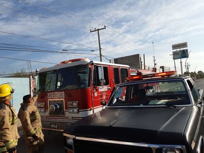 Falla mecánica en camión de transporte público moviliza a los bomberos. (EL SIGLO DE TORREÓN)