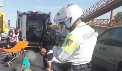 Joven que padece de sus facultades se lanza de puente en Torreón para intentar quitarse la vida. (EL SIGLO DE TORREÓN)