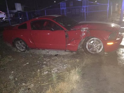 Conductor de Mustang choca contra poste de concreto, malla ciclónica y poste de madera. (EL SIGLO DE TORREÓN)