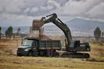 El equipo de arqueólogos junto con personal de campo laboran en ubicar bien la zona. (ARCHIVO)