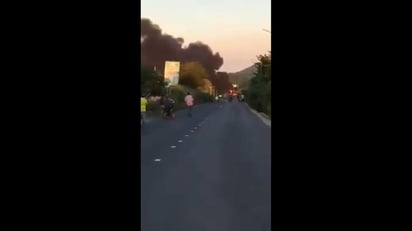 Un autobús de pasajeros y dos tractores fueron quemados en la carretera federal Zihuatanejo-Acapulco, a la altura del municipio de Petatlán, donde hace ocho días presuntos integrantes de la organización criminal Guardia Guerrerense incendiaron seis autos. (ESPECIAL)