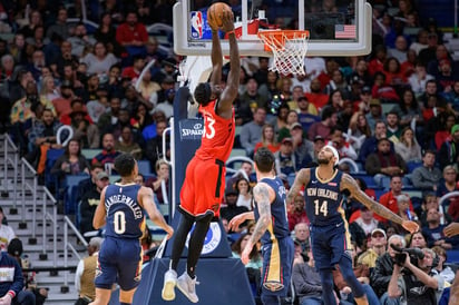 Pascal Siakam se enfila a 'clavar' el balón, en la victoria de los Raptors 122-104 sobre Pelícanos; Siakam anotó 44 puntos y bajó 10 rebotes. (AP)