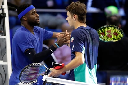 Alex De Miñaur (d) se impuso 4-2, 4-1, 0-4 y 4-2 al estadounidense Frances Tiafoe (d). (AP) 