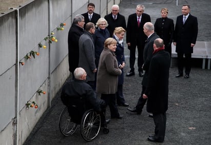 'Demasiada gente fue víctima de la dictadura del SED' (siglas en alemán del Partido Socialista Unificado de Alemania, el gobernante en la extinta República Democrática Alemana), declaró Merkel en un acto en la capital alemana.
(EFE)