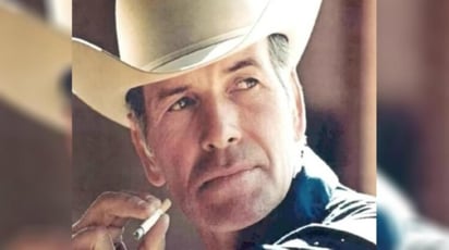 La foto de Norris, con su inseparable sombrero de vaquero y encendiendo un cigarro, inundó vallas publicitarias, páginas de revistas y la televisión pero lo que muchos desconocen, es que nunca fumó, como otros que le sucedieron en la campaña y que han muerto por cáncer.
(ESPECIAL)