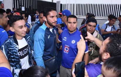 Decenas de aficionados se dieron cita a la terminal aérea de Torreón para brindarles su incondicional apoyo a los cementeros. (EL SIGLO DE TORREÓN)