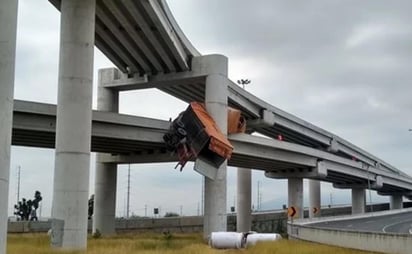 Pese a lo aparatoso del accidente, no se afectó la vialidad de la carretera, y personal de diversas corporaciones de auxilio trabajó para retirar el vehículo de carga. (EL UNIVERSAL)