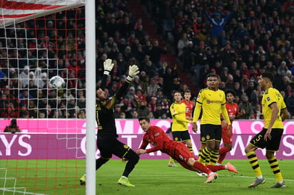 Robert Lewandowski marca de cabeza el primer gol del juego.