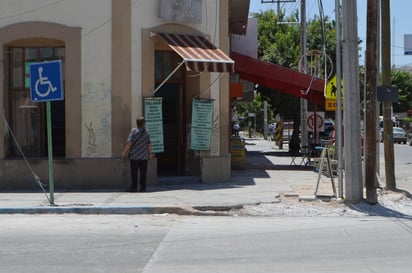 La infraestructura urbana de la ciudad requiere de una fuerte inversión, tanto en lo que se refiere a las banquetas, semáforos, señalamientos, rampas, parabuses, nomenclaturas, accesibilidad universal. (ARCHIVO)