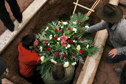 La víspera fue el tercer día de los funerales de los miembros de las familias LeBarón y Langford, quienes fallecieron durante el ataque perpetrado por el grupo criminal “La Línea” en un camino del municipio sonorense, en la zona limítrofe con el estado de Chihuahua. (ARCHIVO)