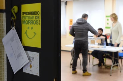 Un último sondeo de intención de voto, divulgado tras el cierre de las urnas, otorga una victoria sin mayoría absoluta al Partido Socialista. (EFE)