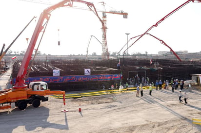 Irán comenzó a echar mezcla de cemento para construir un segundo reactor nuclear en su planta eléctrica Bushehr. (ARCHIVO)