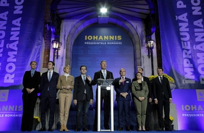 El presidente de Rumanía, el conservador Klaus Iohannis, ganó este domingo con holgura la primera vuelta de las elecciones presidenciales y se medirá en la segunda a la candidata socialdemócrata, Viorica Dancila que, según los sondeos a pie de urna ha quedado en segunda posición. (EFE)