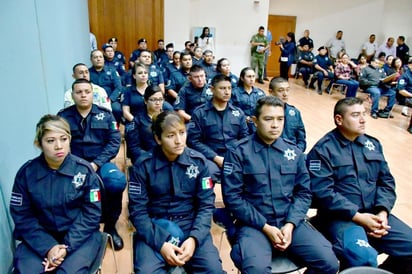 Recibieron de manos del alcalde Jesús Alfredo Paredes López y del director de de la dependencia, Fernando Adrián Olivas Jurado, reconocimientos por su destacada labor. (EL SIGLO COAHUILA)