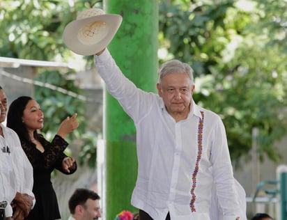 En su mensaje el mandatorio recordó que sus opositores presentaron más de 140 amparos contra la construcción del aeropuerto en Santa Lucía, porque su gobierno canceló la transa que significaba construir el aeropuerto en el Lago de Texcoco. (NOTIMEX)