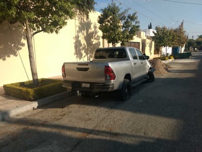 Conductor choca su camioneta contra un árbol y la abandona en el lugar. (EL SIGLO DE TORREÓN)