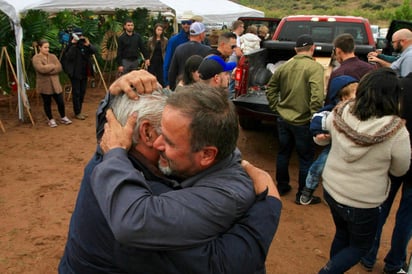 Unos 100 miembros de familias mormonas llegaron el sábado 9 de noviembre a Arizona en una caravana de 18 vehículos después de abandonar sus casas en México tras un violento ataque a tiros contra integrantes de su comunidad en ese país. (ARCHIVO)