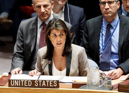 La exembajadora estadounidense en las Naciones Unidas (ONU)  Nikki Haley reveló en unas memorias de pronta publicación que dos exfuncionarios de la actual administración intentaron reclutarla para conspirar contra el presidente Donald Trump. (ARCHIVO)