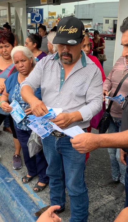 Ibarra mostró una gran cantidad de recibos de agua que corresponden a la Tarifa Popular 2 (TP-2) con cobros muy elevados. (EL SIGLO COAHUILA)