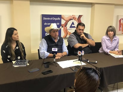 En conferencia de prensa conjunta anunciaron la campaña para que los comerciantes ya no den bolas desechables a sus clientes. (EL SIGLO COAHUILA)