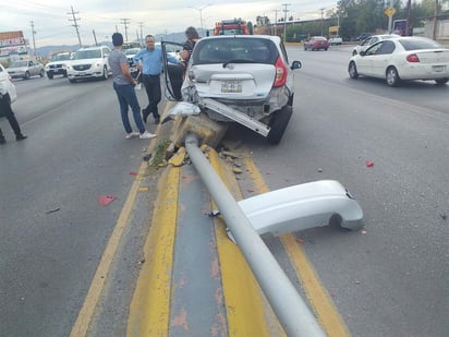 Natalia, de 22 años de edad, manejaba un vehículo marca Nissan, cuando repentinamente se le atravesó una liebre que intentó evitar arrollar. (EL SIGLO DE TORREÓN)