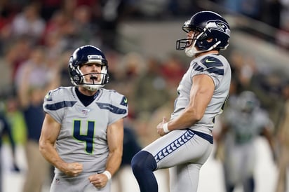 Jason Myers (d) celebra tras conectar el gol de campo de la victoria al finalizar el tiempo extra. (AP)