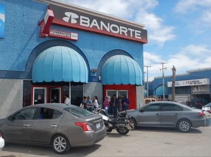 Asaltan a cuentahabiente en sucursal Banorte de Plaza Jumbo; los ladrones viajaban en una motocicleta. (EL SIGLO DE TORREÓN)