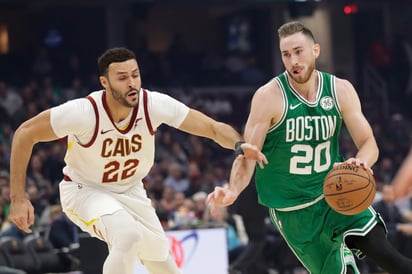 Gordon Hayward (d) estará fuera de acción aproximadamente seis semanas. (AP)