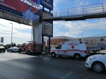 Joven sube a puente peatonal para intentar suicidarse; agentes municipales de la ciudad de Torreón lo impiden. (EL SIGLO DE TORREÓN)