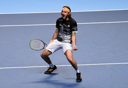 Stefanos Tsitsipas celebra luego de vencer ayer 7-5, 6-4; el año pasado el griego llamó 'basura rusa' a Daniil Medvedev. (AP)