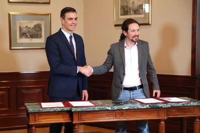 El presidente en funciones Pedro Sánchez y el líder de Unidas Podemos, Pablo Iglesias, anunciaron el acuerdo, según el cual Sánchez sería presidente e Iglesias su vicepresidente. (EFE)