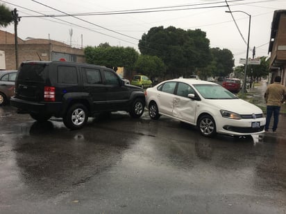 Según los primeros peritajes, una camioneta Jeep, color negro, que era conducida por Carolina de 32 años de edad, se desplazaba de oriente a poniente por la calle Ignacio Ramírez.
(EL SIGLO DE TORREÓN)