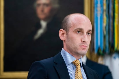 La organización estadounidense Southern Poverty Law Center (SPLC) reveló este martes supuestos correos electrónicos con contenido racista que Stephen Miller, asesor de la Casa Blanca. (ARCHIVO)