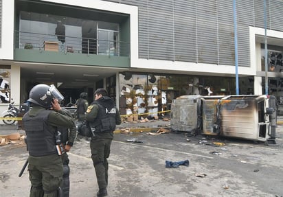 La cifra de fallecidos durante la crisis política en Bolivia ascendió este martes a cuatro, tras la muerte del comandante de la unidad de operaciones especiales de la Policía. (ARCHIVO)