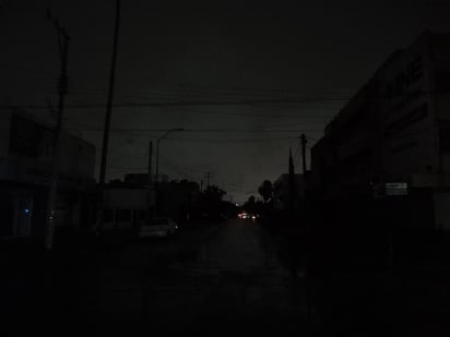 Viviendas, locales comerciales, semáforos y luminarias sin luz, provocaron que algunas zonas del mencionado sector estuvieran a oscuras. (EL SIGLO DE TORREÓN)