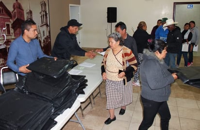 La Dirección de Atención Ciudadana comenzó ayer en Lerdo con acciones para proteger del frío y la lluvia a los habitantes. (EL SIGLO DE TORREÓN/ANGÉLICA SANDOVAL)