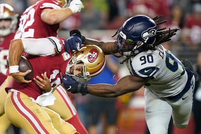 Jadeveon Clowney (d) brilló intensamente en la victoria del lunes por la noche sobre los 49'ers de San Francisco. (AP)