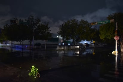 Algunas vialidades principales, como la calle Comonfort, se quedaron a oscuras tras las fallas. (EL SIGLO DE TORREÓN)